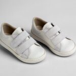 Λευκά Υφασμάτινα Sneakers Βάπτισης με Γκρι Αυτοκόλλητα για Μικρούς Κυρίους EVERKID Α535Α