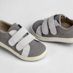 Χακί Υφασμάτινα Sneakers Βάπτισης με Γκρι Αυτοκόλλητα για Μικρούς Κυρίους EVERKID Α535Ρ