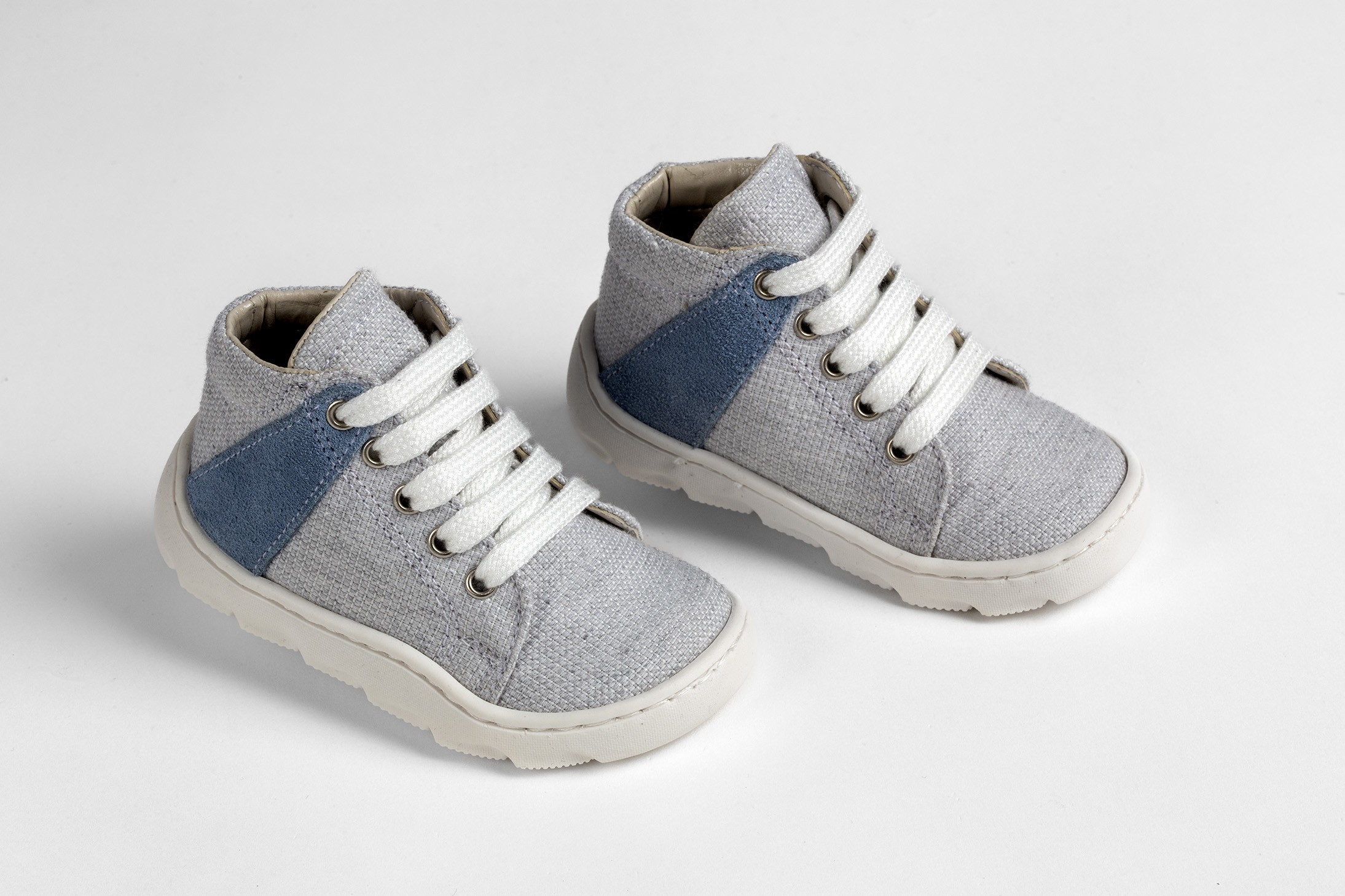 Στιλάτα High-Top Sneakers Βάπτισης σε Γκρι Μελανζέ με Μπλε Λεπτομέρειες για Μικρούς Κυρίους EVERKID Α539Α Στιλάτα High-Top Sneakers Βάπτισης σε Γκρι Μελανζέ με Μπλε Λεπτομέρειες για Μικρούς Κυρίους EVERKID Α539Α - Image 1