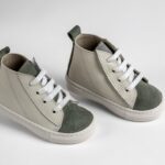 Στιλάτα High-Top Sneakers Βάπτισης σε Μπεζ Δέρμα με Πράσινες Σουέτ Λεπτομέρειες για Μικρούς Κυρίους EVERKID Α540Β