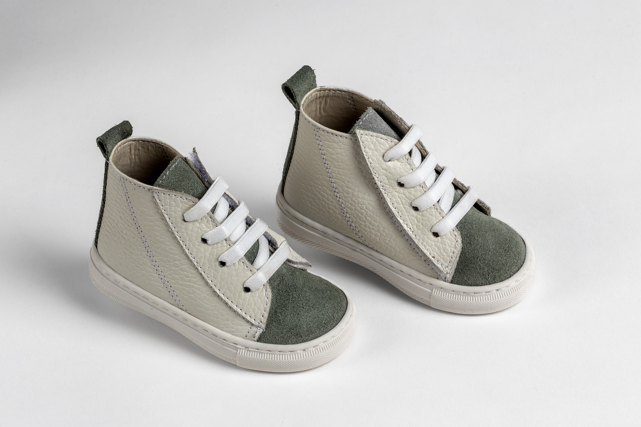 Στιλάτα High-Top Sneakers Βάπτισης σε Μπεζ Δέρμα με Πράσινες Σουέτ Λεπτομέρειες για Μικρούς Κυρίους EVERKID Α540Β Στιλάτα High-Top Sneakers Βάπτισης σε Μπεζ Δέρμα με Πράσινες Σουέτ Λεπτομέρειες για Μικρούς Κυρίους EVERKID Α540Β - Image 1