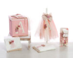 "Ροζ Αγκαλιά: Βαπτιστικό Σετ με Μπαούλο και Γράμμα 'Α'" ΣΚΒ 2511 BELLIS