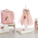 "Ροζ Αγκαλιά: Βαπτιστικό Σετ με Μπαούλο και Γράμμα 'Α'" ΣΚΒ 2511 BELLIS