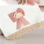 "Ρομαντική Αύρα: Βαπτιστικό Σετ με Ψάθινη Τσάντα" ΣΔΣ 2521 BELLIS - Image 2