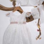 Η Αθωότητα Ανθίζει: Βαπτιστικό Φόρεμα με Δαντέλα, Πούπουλα και Ροζ Λουλούδι ΜΒ Κ88Ε