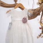 Η Αθωότητα Ανθίζει: Βαπτιστικό Φόρεμα με Δαντέλα, Πούπουλα και Ροζ Λουλούδι ΜΒ Κ136