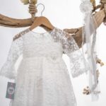 Η Αθωότητα Ανθίζει: Βαπτιστικό Φόρεμα με Δαντέλα και Λουλούδι ΜΒ Κ125