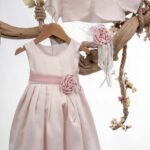 Κλασική Βάπτιση με Ρομαντικό Σατέν Φόρεμα και Λουλούδι ΜΚ Κ120