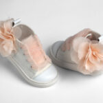 Ανθισμένη Ομορφιά: Βαπτιστικά Παπούτσια με Ροζ Λουλούδια everkid K581B