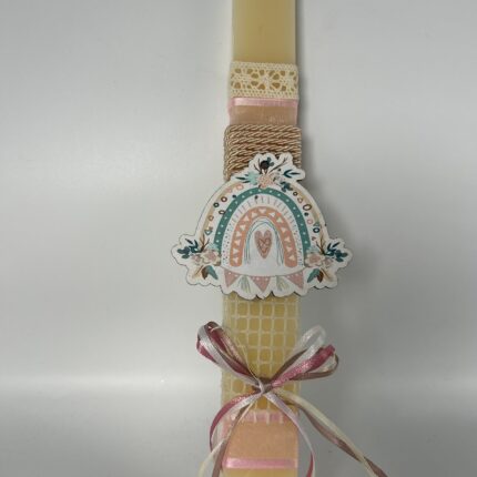 Μια κομψή και ρομαντική λαμπάδα σε απαλές παστέλ αποχρώσεις, διακοσμημένη με ένα ξύλινο στοιχείο ουράνιου τόξου, δαντέλα και κορδέλες. Ιδανική επιλογή για νονές και νονούς που θέλουν να χαρίσουν ένα ξεχωριστό δώρο γεμάτο αγάπη και ζεστασιά!