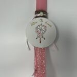 Μια ρομαντική πασχαλινή λαμπάδα σε απαλό ροζ χρώμα, διακοσμημένη με ονειροπαγίδα και τη φράση Follow your dreams. Η βάση της είναι ντυμένη με λαμπερή ιριδίζουσα διακόσμηση και ολοκληρώνεται με μια όμορφη ροζ τούλινη φουντίτσα. Ιδανική για όσους αγαπούν τη μαγεία των ονείρων! ✨💖