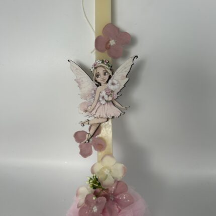 Μια παραμυθένια λαμπάδα σε απαλά ροζ και λευκά χρώματα, διακοσμημένη με μια γλυκιά νεράιδα, λουλούδια και τούλι. Ιδανική επιλογή για μικρές πριγκίπισσες που αγαπούν τον μαγικό κόσμο των παραμυθιών! 💖🌸