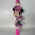 Μια παιχνιδιάρικη λαμπάδα σε έντονο ροζ χρώμα, διακοσμημένη με τη χαριτωμένη Μίνι Μάους, φουντίτσες και διακοσμητικά πομ-πομ! Ιδανική για μικρές δεσποινίδες που αγαπούν τη γλυκιά αυτή ηρωίδα! 🐭💕