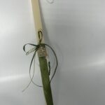 Λευκή πασχαλινή λαμπάδα διακοσμημένη με πράσινη κορδέλα, χρυσό σύρμα και χάντρες.