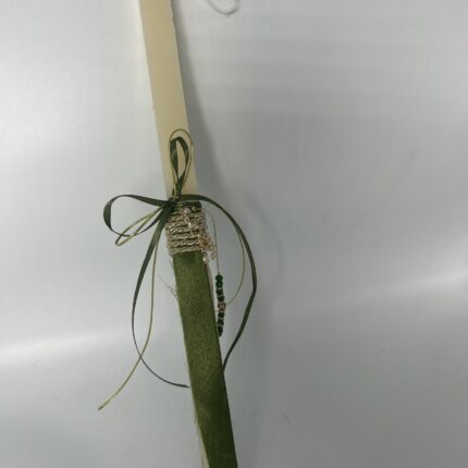 Λευκή πασχαλινή λαμπάδα διακοσμημένη με πράσινη κορδέλα, χρυσό σύρμα και χάντρες.