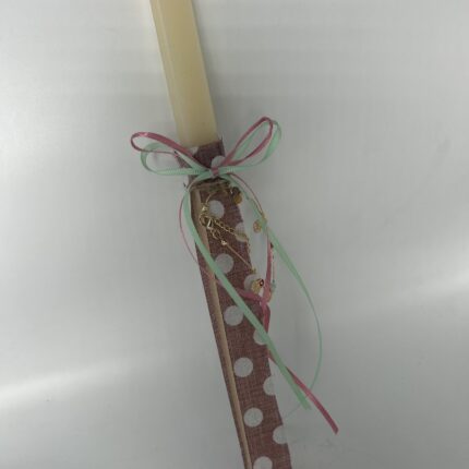 Λευκή πασχαλινή λαμπάδα διακοσμημένη με πουά κορδέλα, φιόγκο και χρυσές λεπτομέρειες.