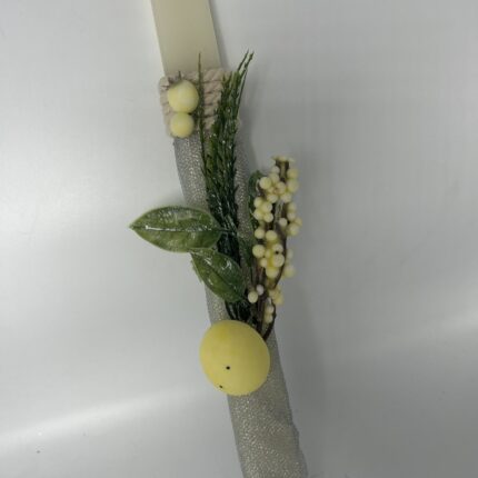 Λευκή πασχαλινή λαμπάδα διακοσμημένη με σπάγγο, γυαλιστερή κορδέλα, φυτικά στοιχεία και κίτρινα διακοσμητικά.