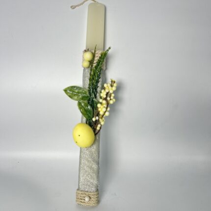 Λευκή πασχαλινή λαμπάδα διακοσμημένη με σπάγγο, γυαλιστερή κορδέλα, φυτικά στοιχεία και κίτρινα διακοσμητικά.