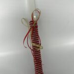 Λευκή πασχαλινή λαμπάδα διακοσμημένη με κόκκινο σχοινί, χρυσό σύρμα και κόκκινη κορδέλα με χρυσές λεπτομέρειες.