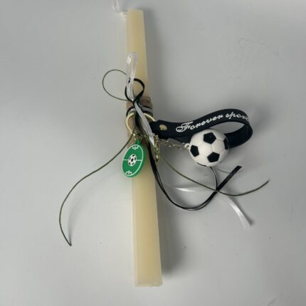 Λευκή πασχαλινή λαμπάδα διακοσμημένη με μπρελόκ ποδοσφαίρου, σπάγγο και κορδέλες.