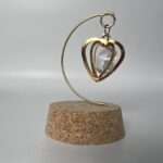 Μπομπονιέρα Καρδιά με Κρύσταλλο σε Βάση Φελλού: Ένα Λαμπερό Δώρο Αγάπης και Κομψότητας - Image 2