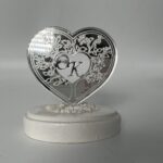 Ασημένια Μπομπονιέρα Καρδιά με Μονογράμματα: Ένα Προσωπικό Δώρο Αγάπης και Κομψότητας - Image 3