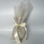 Ασημί Μπομπονιέρα με Σατέν Φιόγκο: Μια Λαμπερή Έκφραση Κομψότητας