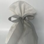 Λευκή Μπομπονιέρα Δαντέλας με Γκρι Κορδέλα: Μια Κομψή και Διακριτική Επιλογή - Image 2