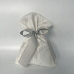 Λευκή Μπομπονιέρα Δαντέλας με Γκρι Κορδέλα: Μια Κομψή και Διακριτική Επιλογή