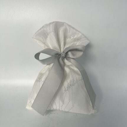 Λευκή Μπομπονιέρα Δαντέλας με Γκρι Κορδέλα: Μια Κομψή και Διακριτική Επιλογή