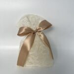 Μπομπονιέρα Δαντέλας με Σατέν Φιόγκο: Μια Ρομαντική και Κομψή Επιλογή