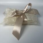 Μπεζ Μπομπονιέρα Δαντέλας με Σατέν Φιόγκο: Ένα Κομψό και Διακριτικό Δώρο - Image 4