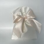 Λευκή Μπομπονιέρα Σατέν με Ροζ Φιόγκο: Ένα Απαλό και Ρομαντικό Δώρο