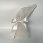 Λευκή Μπομπονιέρα Τούλι με Σατέν Φιόγκο: Ένα Αέρινο και Κομψό Δώρο