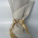 Μπεζ Μπομπονιέρα Λινάτσας με Χρυσό Φιόγκο: Ένα Ρουστίκ και Κομψό Δώρο - Image 2