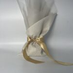 Μπεζ Μπομπονιέρα Λινάτσας με Χρυσό Φιόγκο: Ένα Ρουστίκ και Κομψό Δώρο