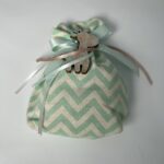 Υφασμάτινη Μπομπονιέρα Βάπτισης με Ζιγκ-Ζαγκ Σχέδιο, Σατέν Κορδέλες και Ξύλινη Καμηλοπάρδαλη