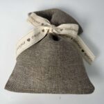 Κομψή Μπομπονιέρα Βάπτισης με Λινό Πουγκί και Τυπωμένη Κορδέλα