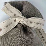 Κομψή Μπομπονιέρα Βάπτισης με Λινό Πουγκί και Τυπωμένη Κορδέλα - Image 2