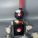 Αυτή η χειροποίητη πασχαλινή λαμπάδα με μολυβοθήκη είναι το τέλειο δώρο για κάθε φίλαθλο του Ολυμπιακού. Η λαμπάδα είναι διακοσμημένη με το έμβλημα της ομάδας και συνοδεύεται από μια πρακτική μολυβοθήκη, που μπορεί να χρησιμοποιηθεί και μετά το Πάσχα. Τα πασχαλινά αυγά που την πλαισιώνουν, προσθέτουν μια γιορτινή πινελιά. Είναι ένα δώρο που θα εκτιμηθεί και θα θυμίζει για καιρό την αγάπη για την ομάδα.