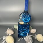 Αυτή η χειροποίητη πασχαλινή λαμπάδα με μολυβοθήκη είναι το ιδανικό δώρο για κάθε παιδί που αγαπά τον Stitch. Η λαμπάδα και η μολυβοθήκη είναι διακοσμημένες με τον Stitch, σε ένα μαγευτικό σκηνικό με αστραφτερά αστέρια. Η μολυβοθήκη μπορεί να χρησιμοποιηθεί και μετά το Πάσχα, για να οργανώσει τα μολύβια και τα χρώματα του παιδιού. Τα πασχαλινά αυγά που την πλαισιώνουν, προσθέτουν μια γιορτινή και παιχνιδιάρικη πινελιά. Είναι ένα δώρο που θα αγαπηθεί και θα γίνει το αγαπημένο των μικρών φίλων του Stitch!