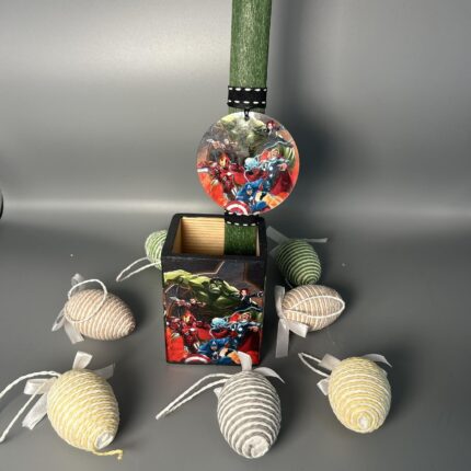 Πασχαλινή Λαμπάδα Avengers με Μολυβοθήκη – Δύναμη και Στυλ σε Ένα Σετ!