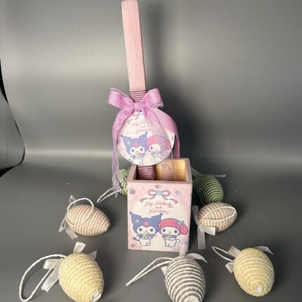 Ένα υπέροχο πασχαλινό σετ σε ροζ αποχρώσεις, με λαμπάδα διακοσμημένη με χαριτωμένες φιγούρες και αντίστοιχη μολυβοθήκη. Ιδανικό για μικρές πριγκίπισσες που λατρεύουν τα γλυκά σχέδια! Η λαμπάδα και η μολυβοθήκη πωλούνται και ξεχωριστά.