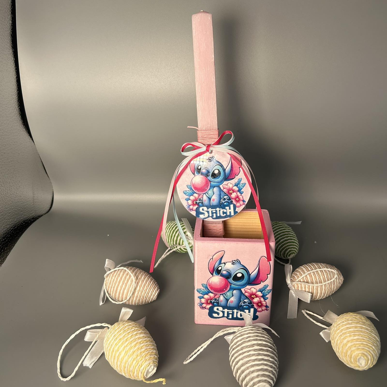 Πασχαλινή Λαμπάδα "Stitch" με Μολυβοθήκη – Χαριτωμένο Δώρο για το Πάσχα! Πασχαλινή Λαμπάδα "Stitch" με Μολυβοθήκη – Χαριτωμένο Δώρο για το Πάσχα!