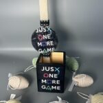 Πασχαλινή Λαμπάδα "Just One More Game" με Μολυβοθήκη – Ιδανικό Δώρο για Gamers! - Image 2