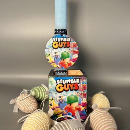 Διασκεδαστική πασχαλινή λαμπάδα με μολυβοθήκη, για τους λάτρεις του Stumble Guys! Ένα υπέροχο δώρο για το Πάσχα, που θα ενθουσιάσει τους μικρούς gamers.