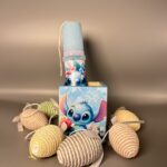 Ένα μοναδικό πασχαλινό σετ με τον αγαπημένο Stitch! Περιλαμβάνει μια γαλάζια λαμπάδα διακοσμημένη με δαντέλα και σχοινάκι, καθώς και μια ξύλινη μολυβοθήκη με ζωηρά χρώματα. Η λαμπάδα και η μολυβοθήκη πωλούνται και ξεχωριστά.