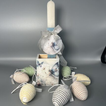 Πασχαλινή Λαμπάδα με Νεραϊδένιο Σχέδιο & Μολυβοθήκη – Μαγική Επιλογή για το Πάσχα! Χαρίστε λίγη μαγεία στο Πάσχα με αυτή την υπέροχη λαμπάδα, διακοσμημένη με μια γλυκιά νεράιδα και ασημένια κορδέλα, που προσδίδει μια αέρινη και κομψή αίσθηση. Το σετ συνοδεύεται από μια ξύλινη μολυβοθήκη με το ίδιο μαγευτικό σχέδιο, γεμάτο λεπτομέρειες που παραπέμπουν σε έναν παραμυθένιο κόσμο. Ένα ιδανικό πασχαλινό δώρο για παιδιά και όσους αγαπούν τις ρομαντικές, φανταστικές εικόνες. Διατίθεται και μεμονωμένα.