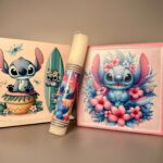 Αυτό το χειροποίητο πασχαλινό δώρο αποτελείται από μια λαμπάδα και ένα φωτιστικό, που συνδυάζουν τη γιορτινή παράδοση με μια καλοκαιρινή ατμόσφαιρα. Η λαμπάδα είναι διακοσμημένη με τον Stitch, έτοιμο για σέρφινγκ, σε ένα πολύχρωμο σκηνικό με λουλούδια και μουσικές νότες. Το φωτιστικό, σε σχήμα τετράγωνο, απεικονίζει τον Stitch με λουλούδια στα μαλλιά, σε ένα ροζ φόντο με τροπικά φύλλα. Το φωτιστικό εκπέμπει απαλό φως, δημιουργώντας μια χαλαρωτική και καλοκαιρινή ατμόσφαιρα. Είναι ιδανικό για παιδιά που αγαπούν τον Stitch, τα χρώματα και τις χειροποίητες δημιουργίες.