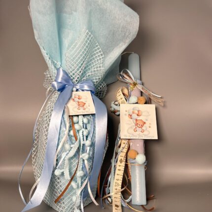 Αυτή η πανέμορφη πασχαλινή λαμπάδα είναι ιδανική για το πρώτο Πάσχα ενός μικρού αγοριού. Σε απαλές γαλάζιες και μπεζ αποχρώσεις, διακοσμημένη με κορδέλες, ξύλινα στοιχεία και αφράτες μπαλίτσες, δημιουργεί μια τρυφερή και παραμυθένια αίσθηση. Το καρτελάκι με το χαριτωμένο αρκουδάκι και η φράση "Το πρώτο μου Πάσχα" προσθέτουν μια μοναδική, συναισθηματική πινελιά. Ιδανική επιλογή για νονούς και νονές που θέλουν να χαρίσουν μια ξεχωριστή λαμπάδα στο βαφτιστήρι τους!